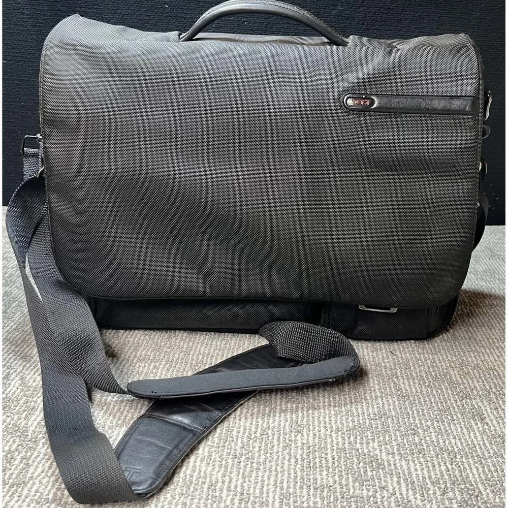 TUMI Messenger Bag Black Nylon Laptop Briefcase Mens Expandable Shoulder 18
